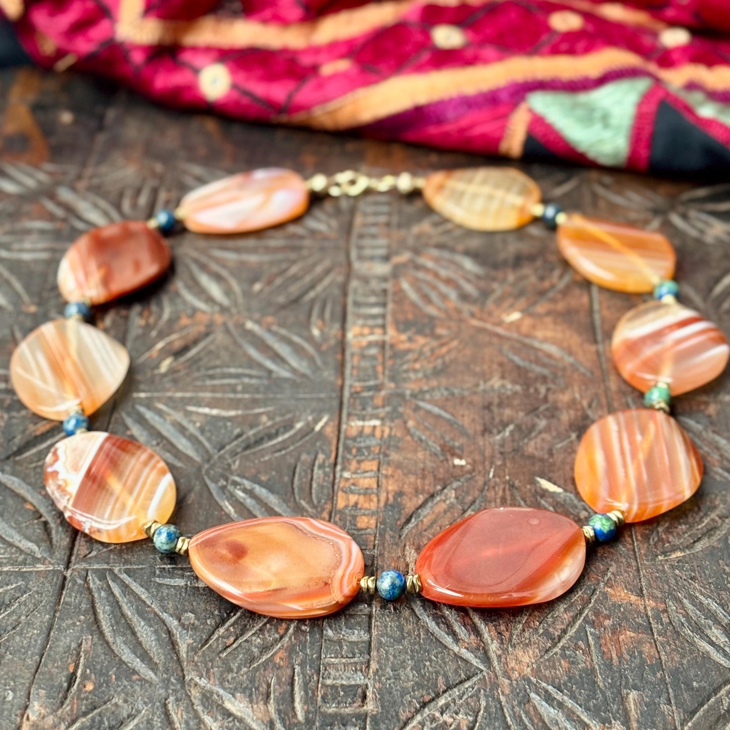 Eleganter Collier aus natürlichem Stein, handgefertigter Schmuck aus Karneol, Halskette aus Halbedelstein, flacher orangefarbener Achat, Geschenk für Frauen