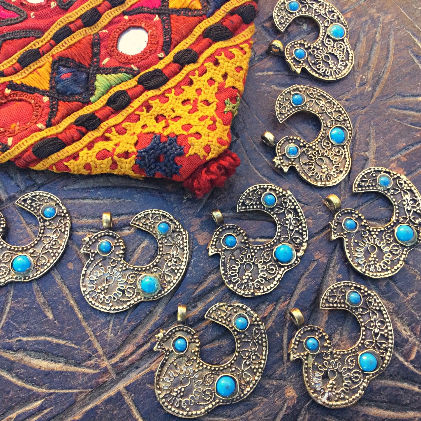 4 breloques charms oiseau, Pendentif tribal ethnique oriental afghan, Fabrication Création de bijoux boho ethniques tribaux, Paon verre bleu