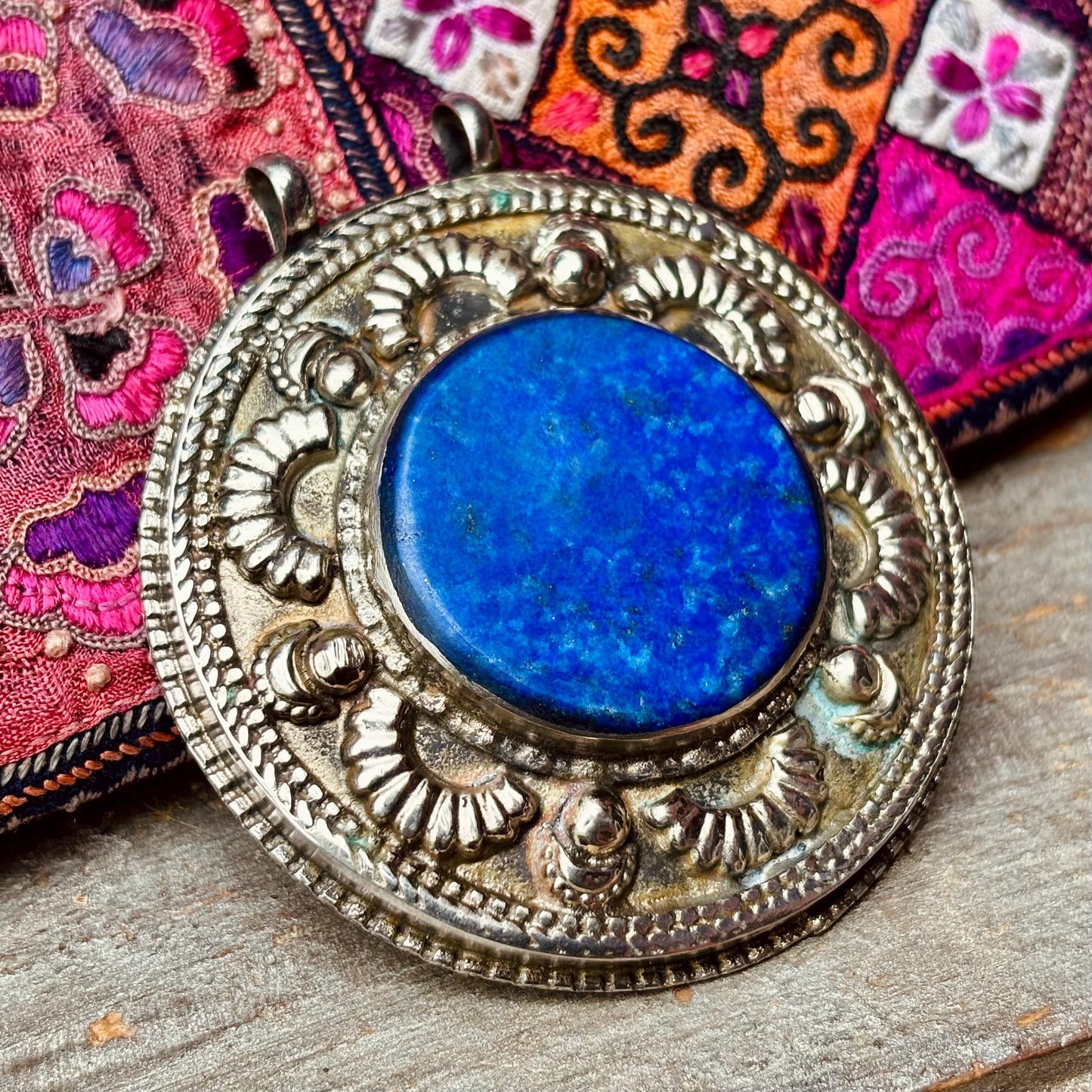 Pendentif Turkmène Rond Lapis Lazuli Argent - Bijou Tribal Ethnique Pierre Bleue - Statement Oriental Vintage