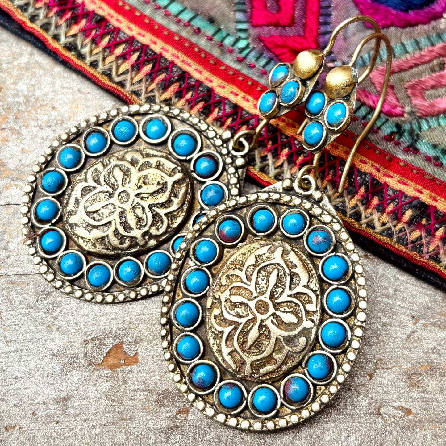 Boucles d'oreilles ovales dorées élégantes Kazakh - Bijou ethnique tribal oriental