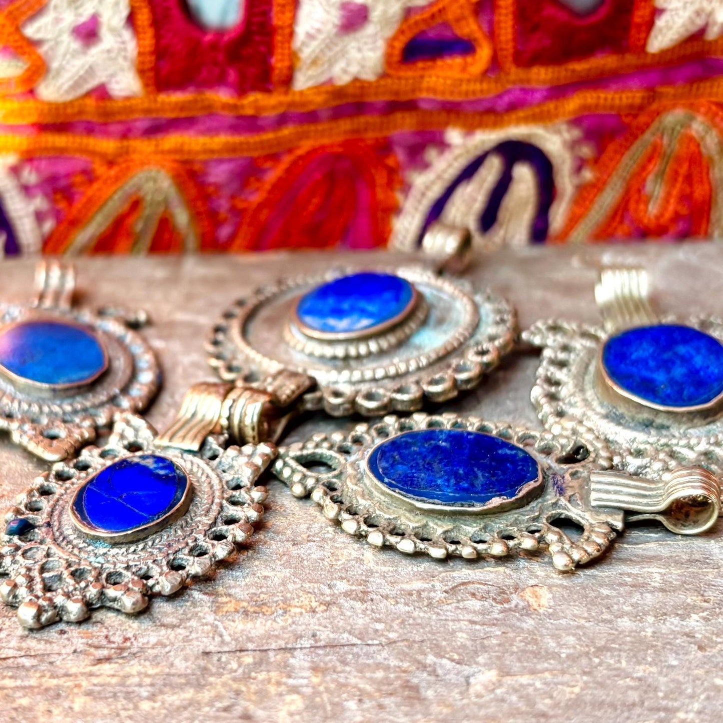 Lot de 5 pendentifs anciens afghans métal lapis, Conception bijoux vintage asiatiques oriental tribus nomades, Danse orientale tribal fusion
