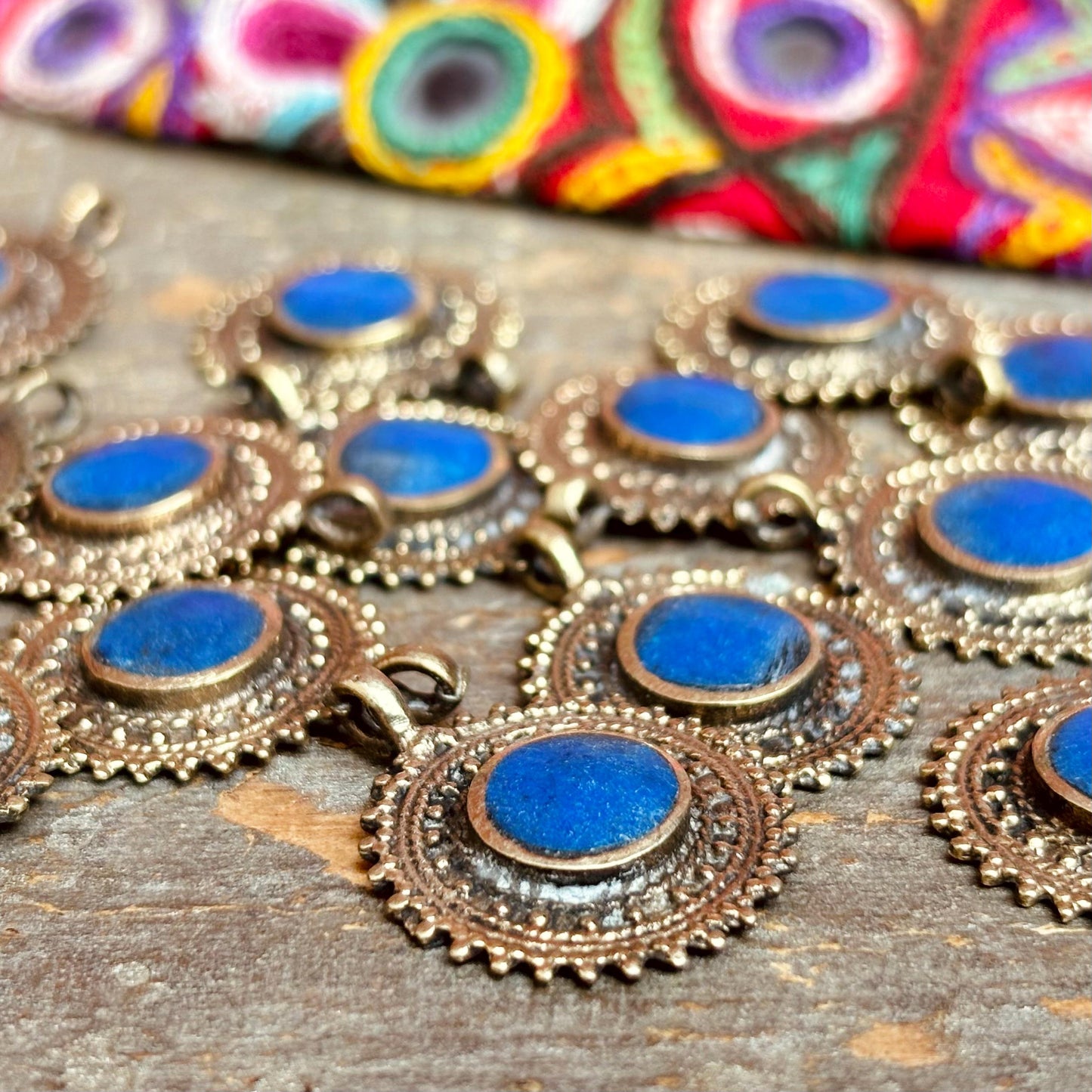 3 charms ronds lapis, Petit pendentif pierre bleue vintage ethnique afghan, Bijou tribu Kuchi tribal fusion, Création Fabrication de bijoux