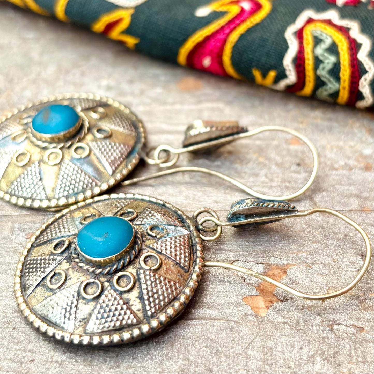 Boucles d’oreille dorée ronde pierre bleue, Style ethnique antique, Boucles asiatique tribale orientale élégante, Bijou boho Afghan Kazakh