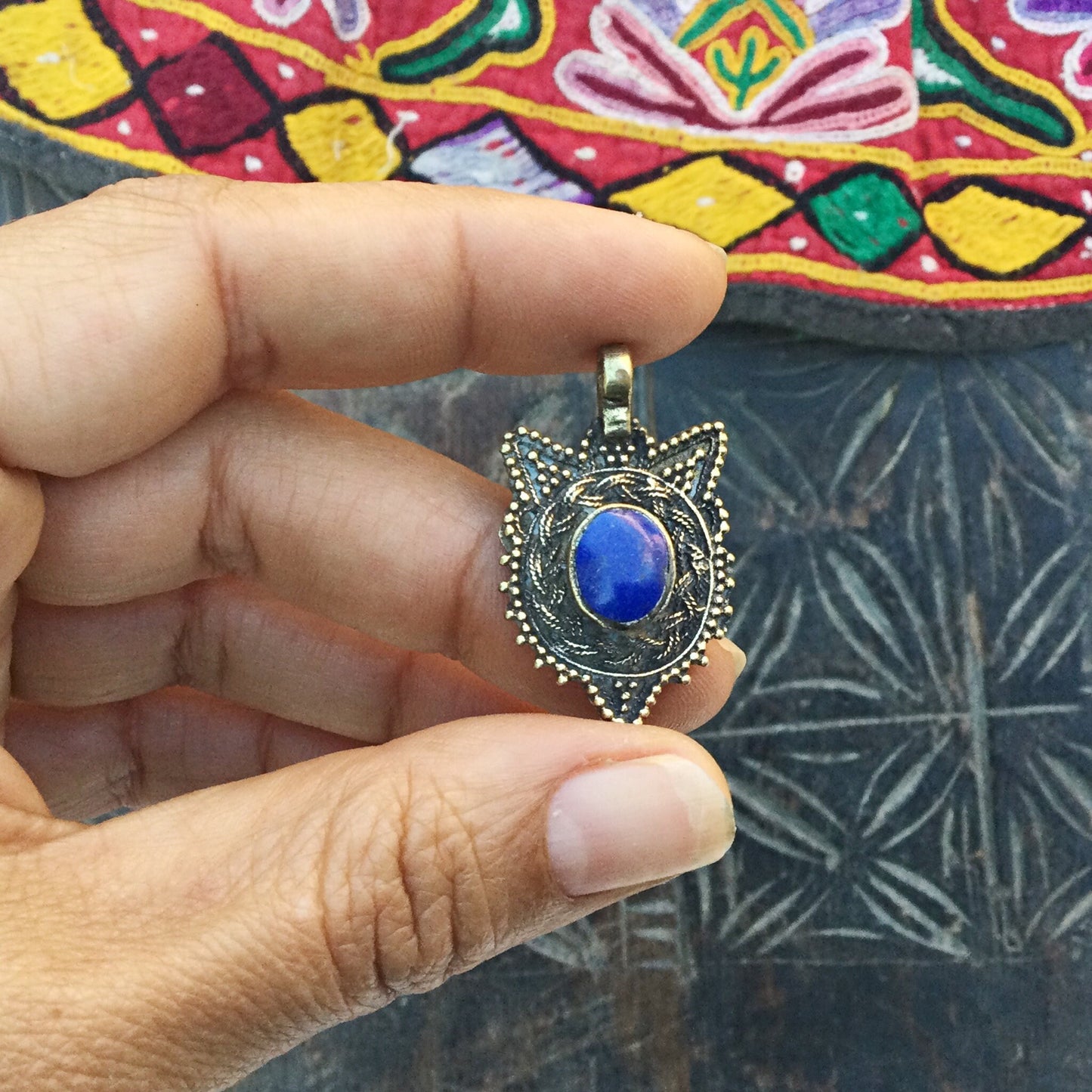 Breloque charm ethnique tribal doré avec pierres, Pendentif Afghan Kuchi danse orientale tribal fusion, Fabrication création bijoux costumes