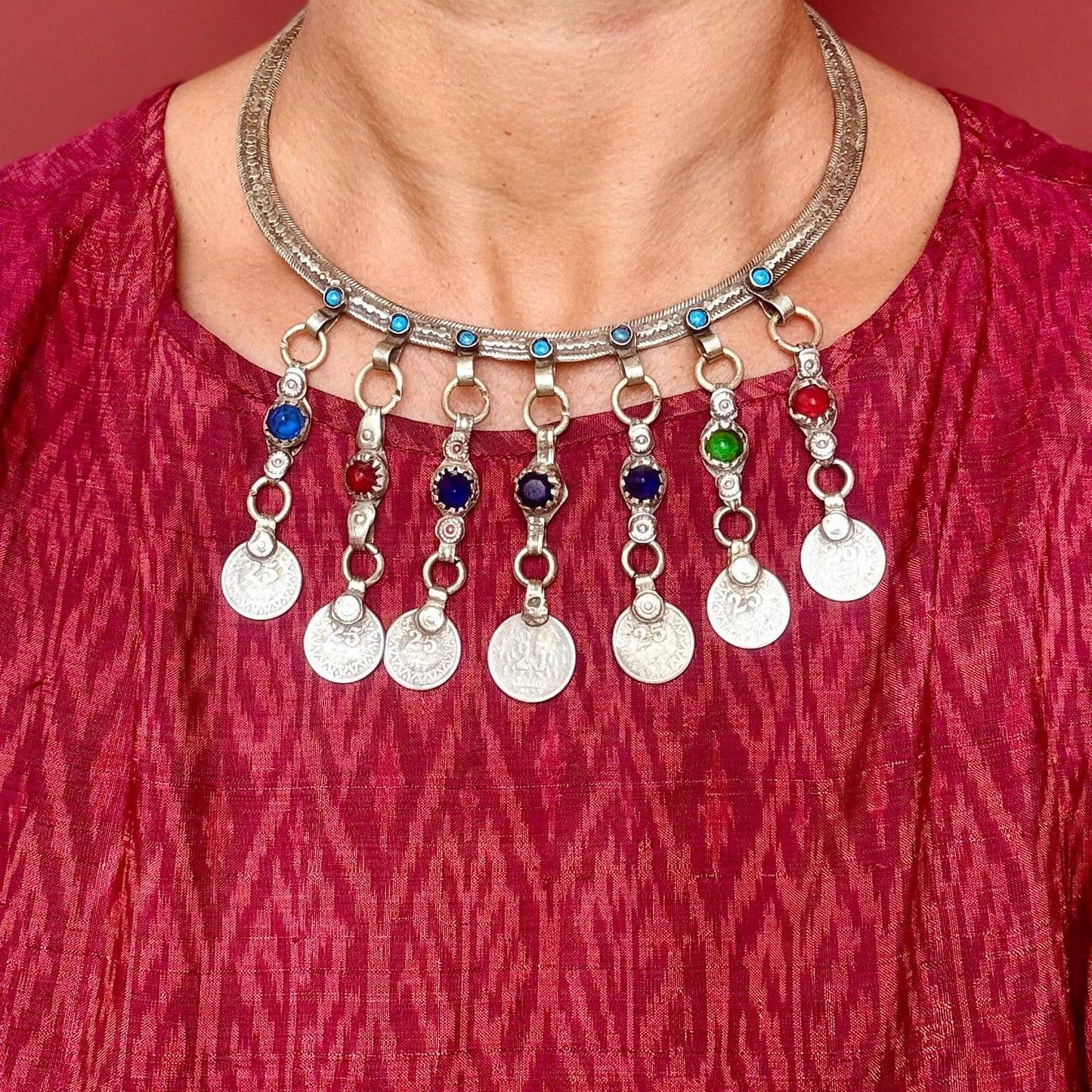 Collar rígido tipo torque plateado, estilo boho tribal, collar gargantilla afgano, tribu nómada, étnico, hippie, gitano, estilo oriental tribal fusión.