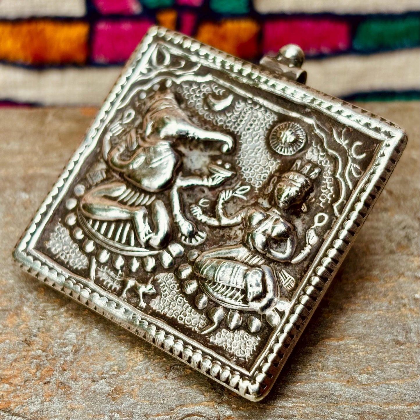 Colgante indio antiguo de plata Ganesh Lakshmi, Amuleto indio vintage, Joya talismán hindú luna y sol, Joya antigua de la India, Rajastán.