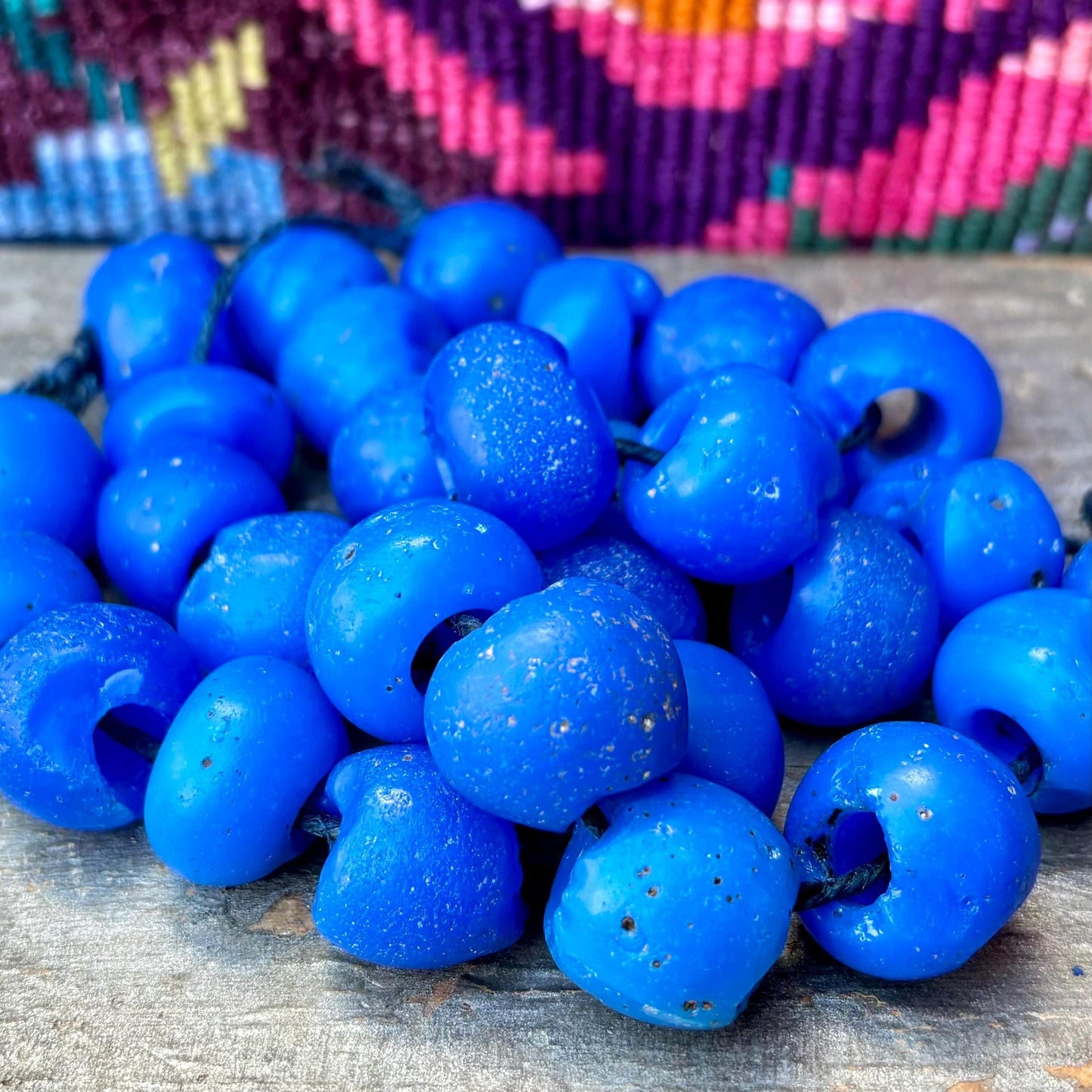 Grosses perles bleues anciennes, Perles de commerce africaines de collection, Verre bleu enroulé, Perles européennes antiques verre bleu vif