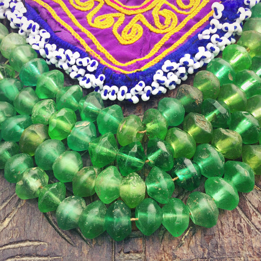 Vieilles perles de commerce vert émeraude, Perles antiques icône verre de Bohême, Perles anciennes africaines vaseline translucide vintage