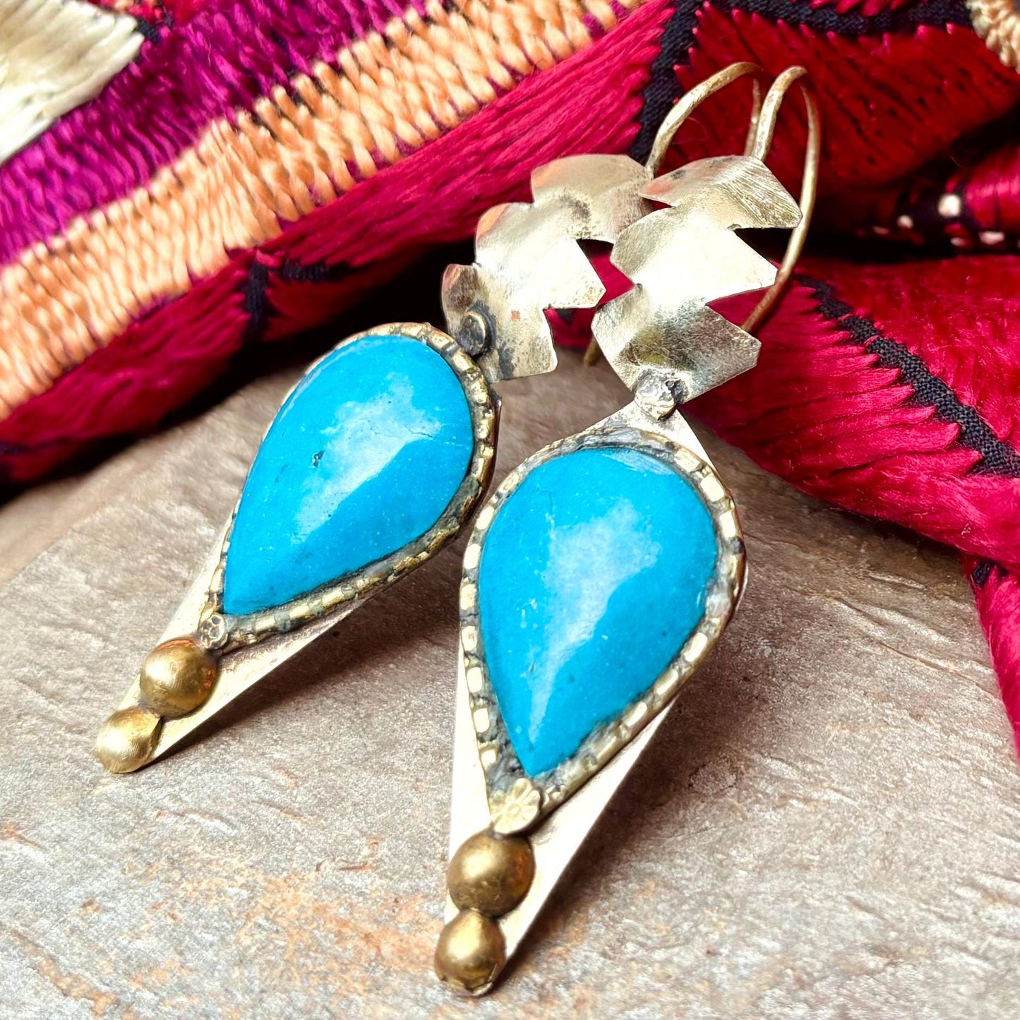 Boucles d’oreille turquoise argenté, Style boho oriental asiatique, Boucles d'oreille rigide tribal pierre bleue Inde, Bijou ethnique bohème