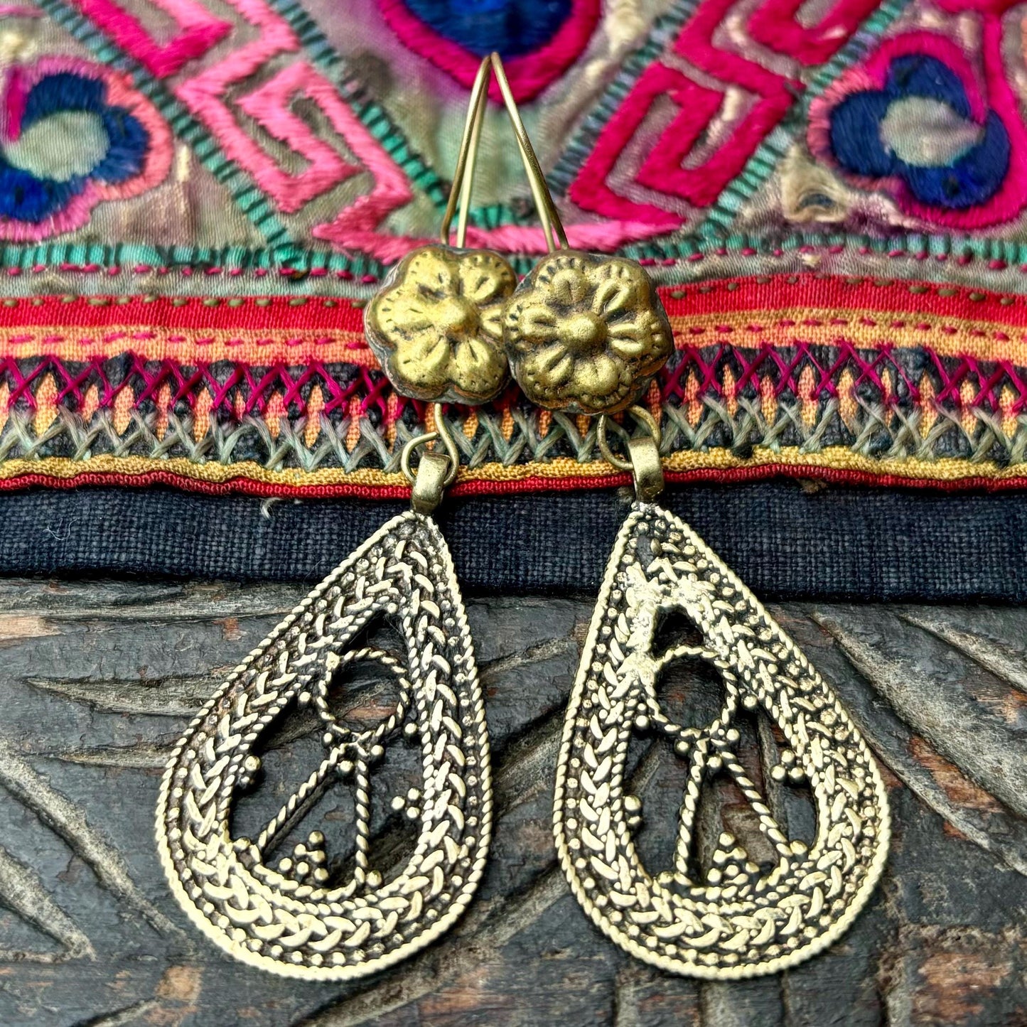 Boucles d'oreilles goutte filigrane dorées Kazakh - Bijou ethnique tribal élégant