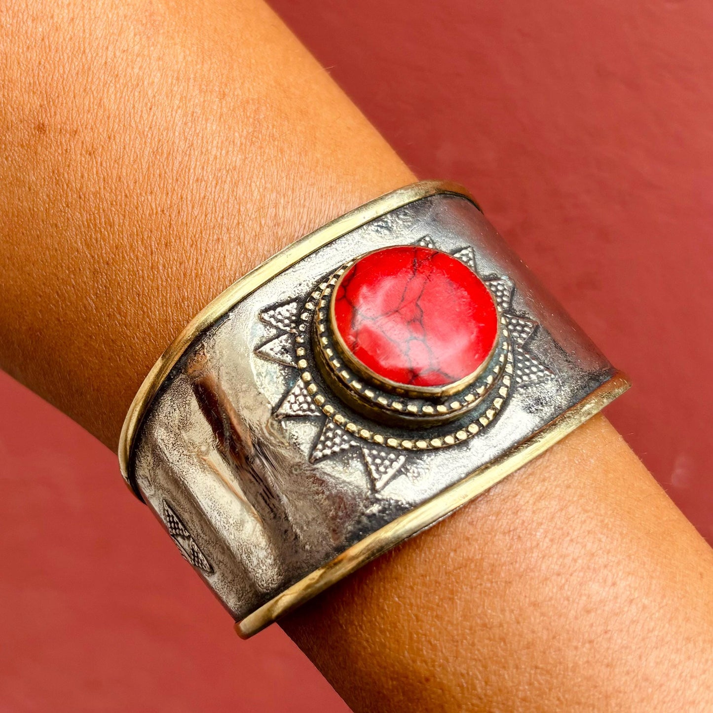 Bracelet manchette argenté boho ethnique pierre rouge - Bijou Turkmène Afghan style bohème oriental