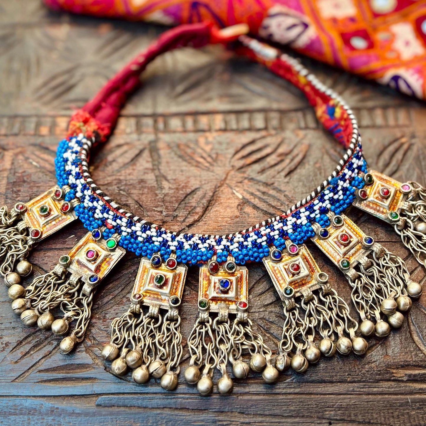 Collar gargantilla boho tribal oriental, collar corto con cuentas afganas de tribu nómada, collar con colgante étnico hippie gitano estilo tribal fusión.