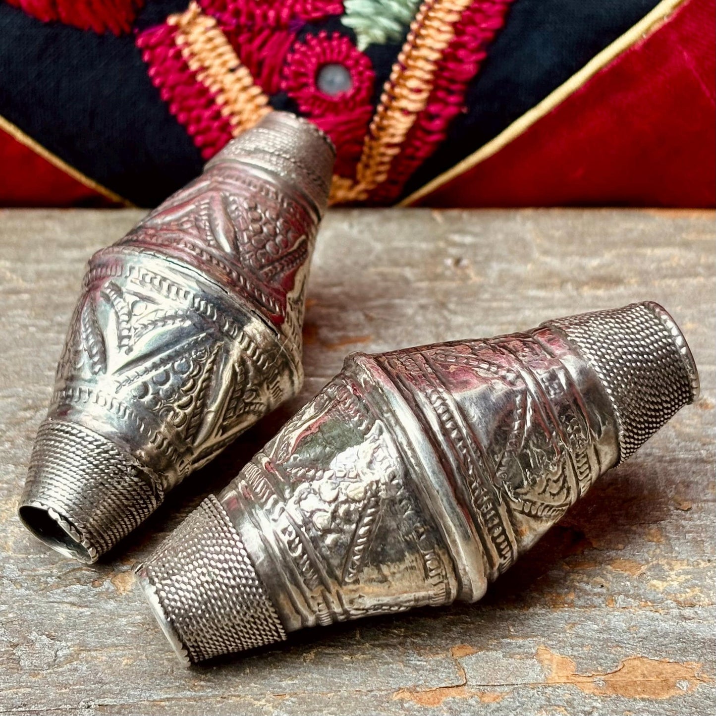 Perle argent bicône antique, Perle Afghane tribale ancienne Baloutchistan, Grande grosse perle embossée vintage argent, Bijoux afghans tribu