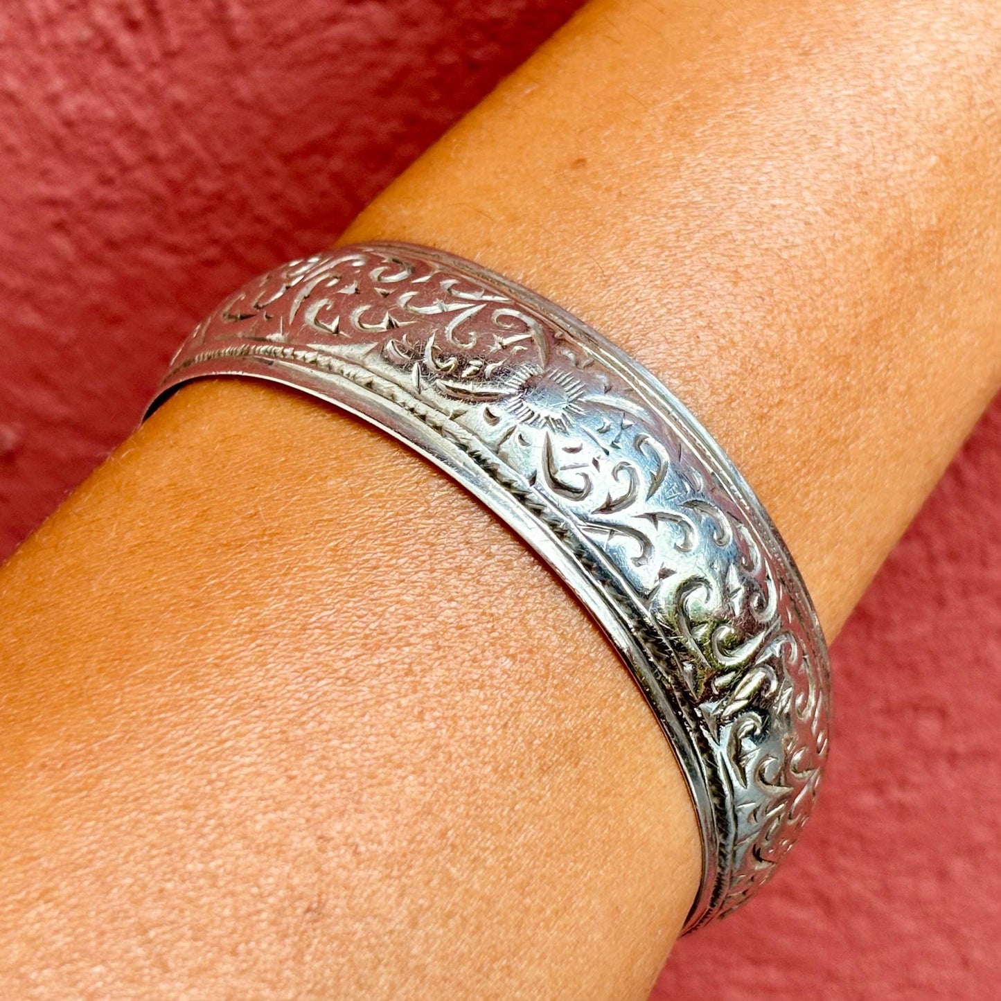 Bracelet Berbère ancien en argent - Jonc tribal ciselé du Maroc