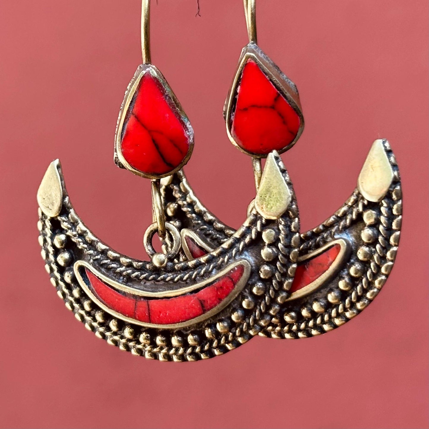 Boucles d’oreille lune pierre rouge, Boucles d’oreille croissant boho dorées pierre rouge tribales ethniques festival, Cadeau pour femme