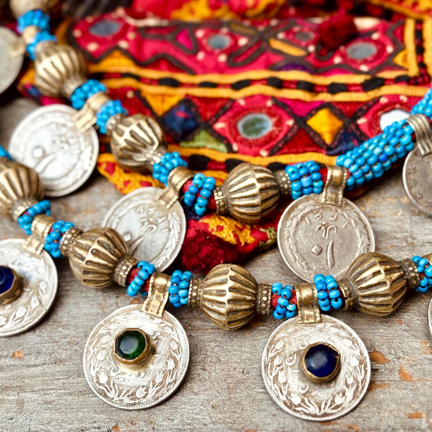 Collar de piezas boho tribal, collar afgano vintage de tribu nómada, collar largo étnico hippie gitano, joya oriental asiática tribal fusión.