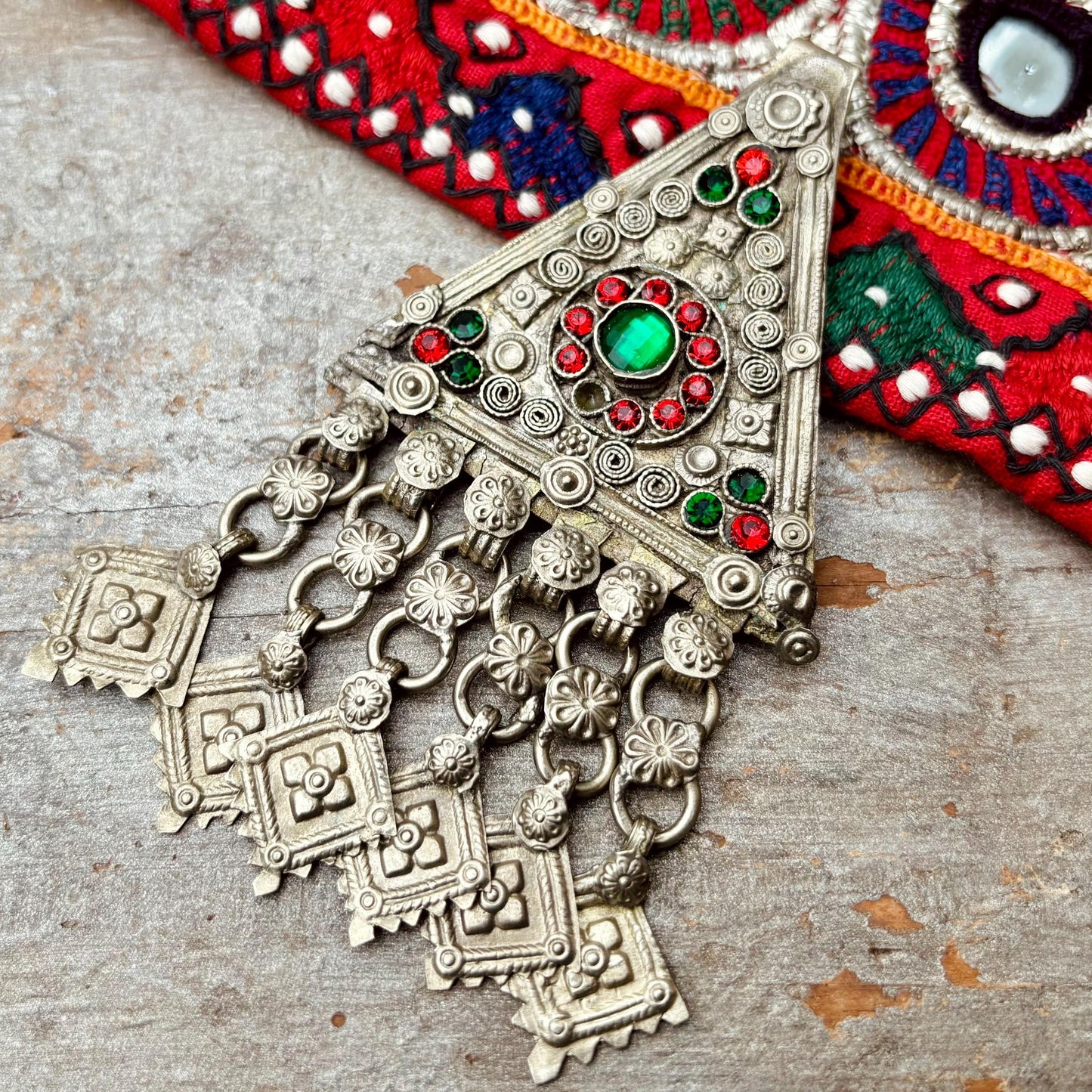 Pendentif tribal triangle vintage, Ornement ethnique danse orientale tribal fusion, Bijou asiatique Afghan Kuchi, Bijou boho chic ancien