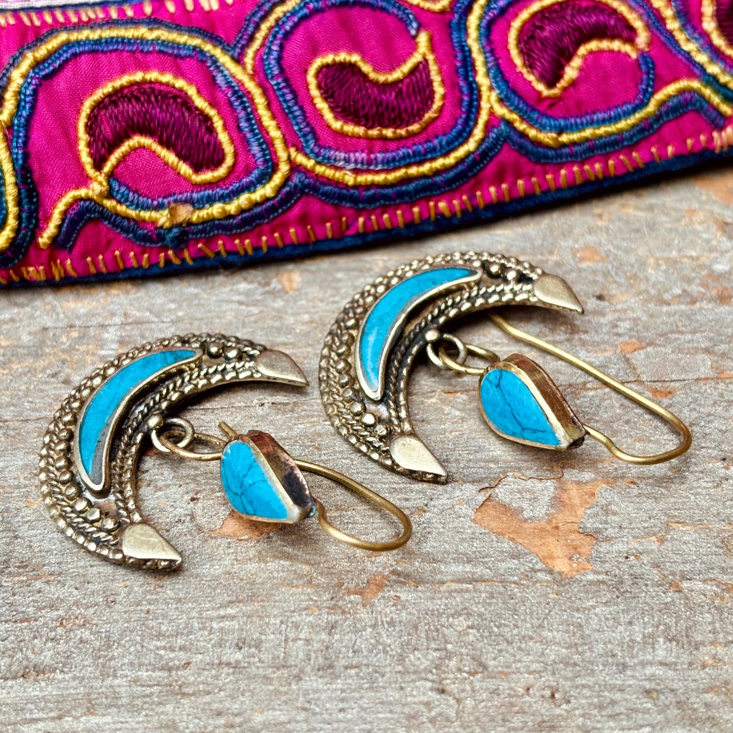 Boucles d’oreille demi lune turquoise, Boucles d’oreille croissant boho dorées pierre bleue tribales ethniques festival, Cadeau pour femme