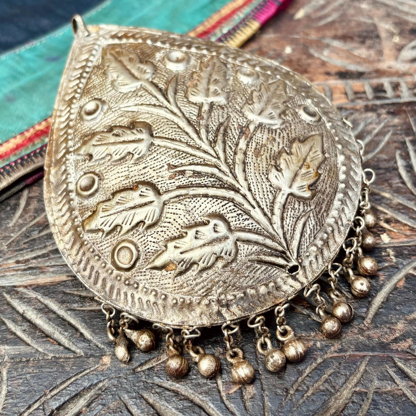 Pendentif ethnique tribal pierre verte, Bijou boho festival Coachella, Grand pendentif vintage voyant filigrane Sajai indien, Tribal fusion