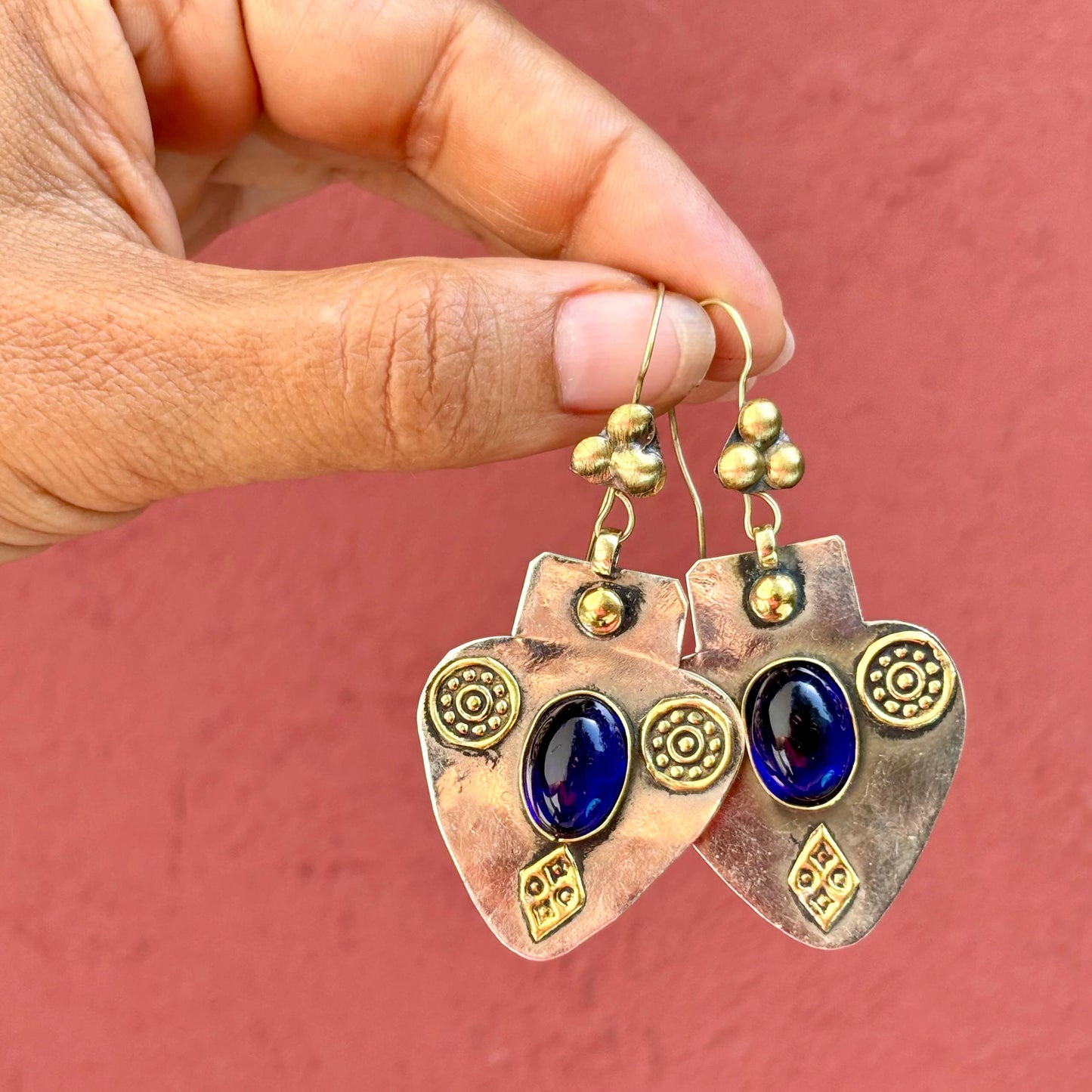 Boucles d'oreilles Asyk cœur argenté pierre bleue - Talisman Turkmène tribu Yomud
