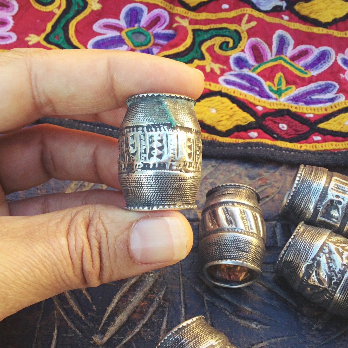 Lot de grosses perles antiques argent, Perles tribales Afghanes tonneau baril grand trou, Perles ethniques tribales vintage, Bijoux Turkmène