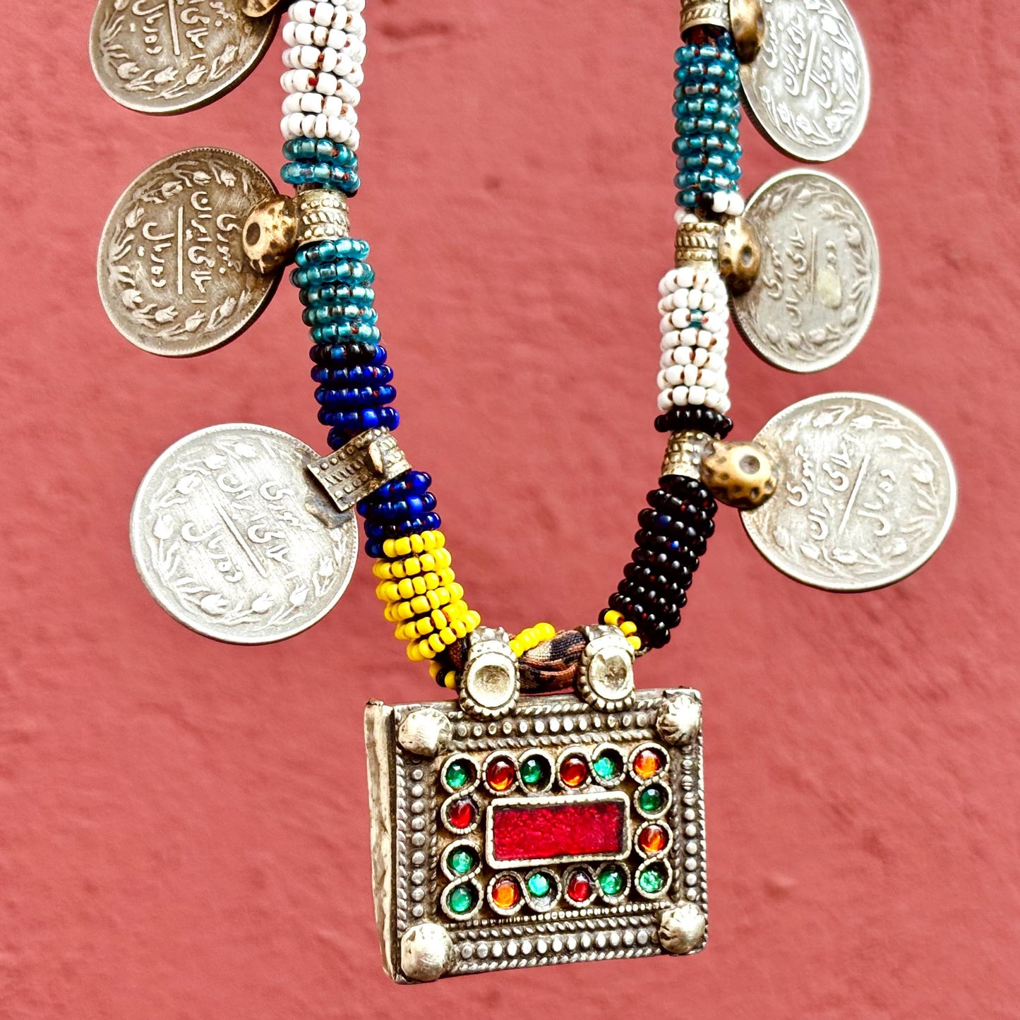 Collar de piezas boho tribal, collar afgano vintage de tribu nómada, collar largo étnico hippie gitano, joya oriental asiática tribal fusión.