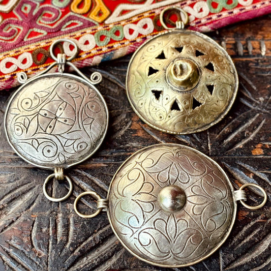 3 disques pendentifs ornement tribal, Boucle de ceinture ronde métal argenté, Charm ethnique afghan, Fabrication bijoux Danse orientale