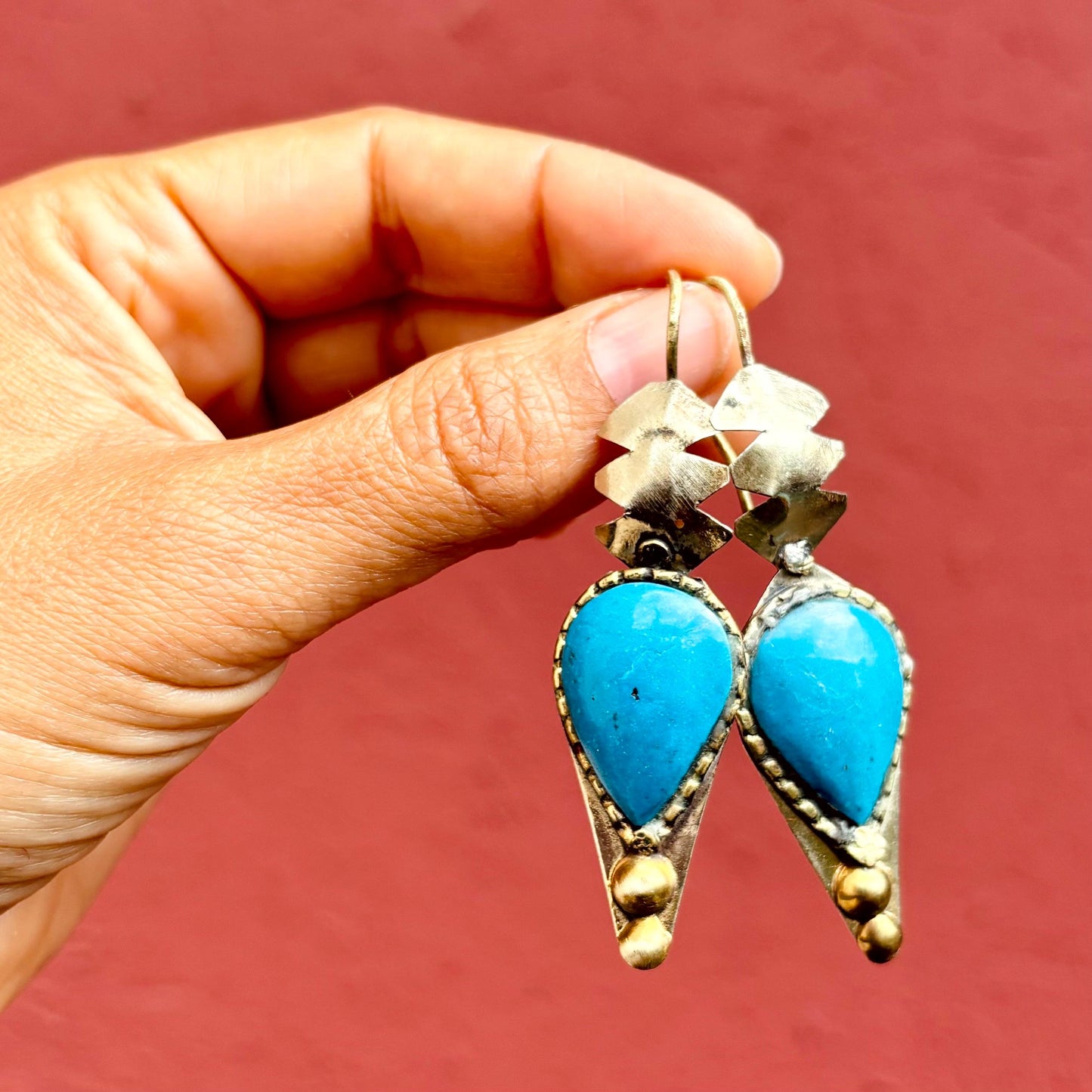 Boucles d’oreille turquoise argenté, Style boho oriental asiatique, Boucles d'oreille rigide tribal pierre bleue Inde, Bijou ethnique bohème