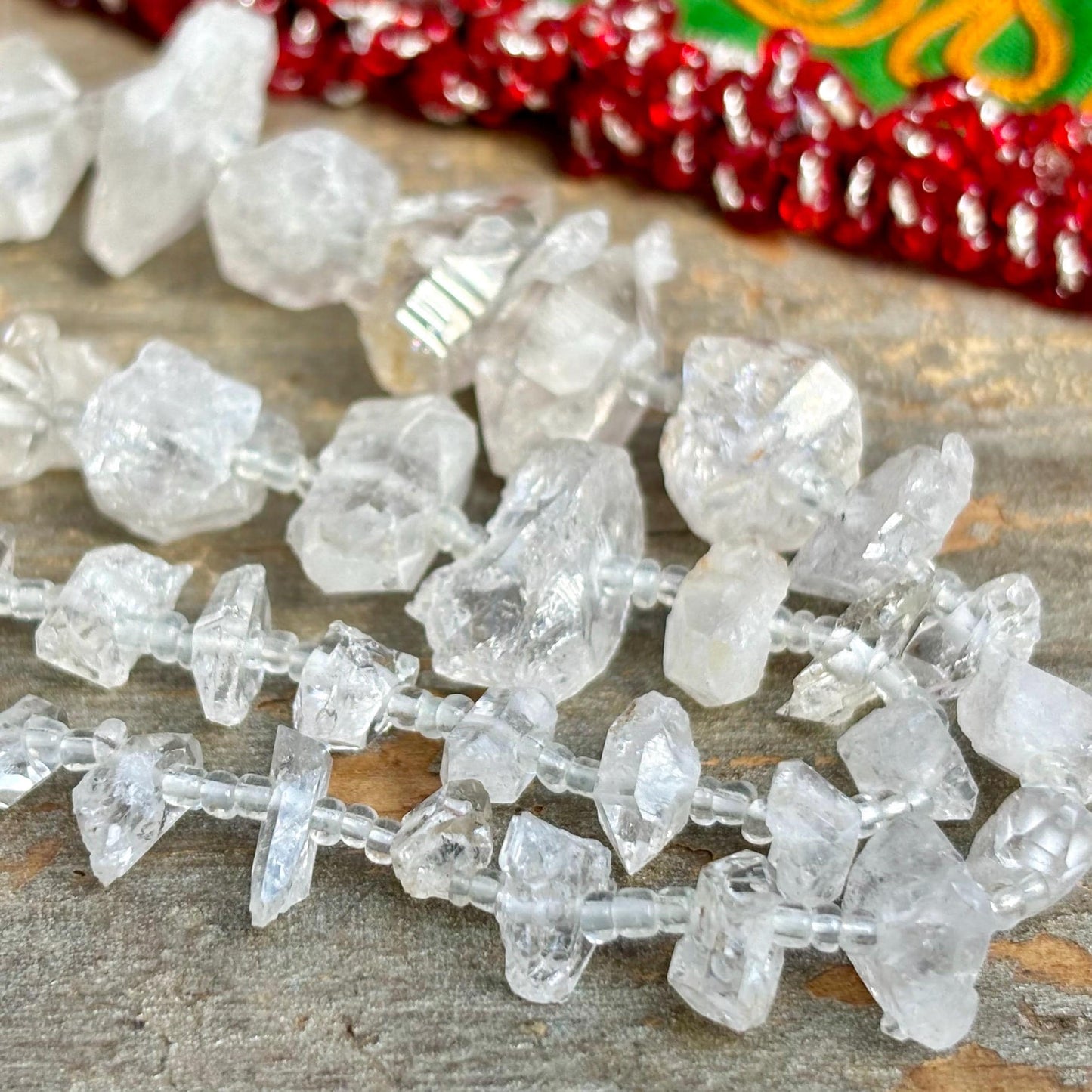 1 rang de perles cristal de roche, Perles pierre naturelle quartz brut, Perle pierre semi précieuse véritable, Pointe quartz cristal sur fil