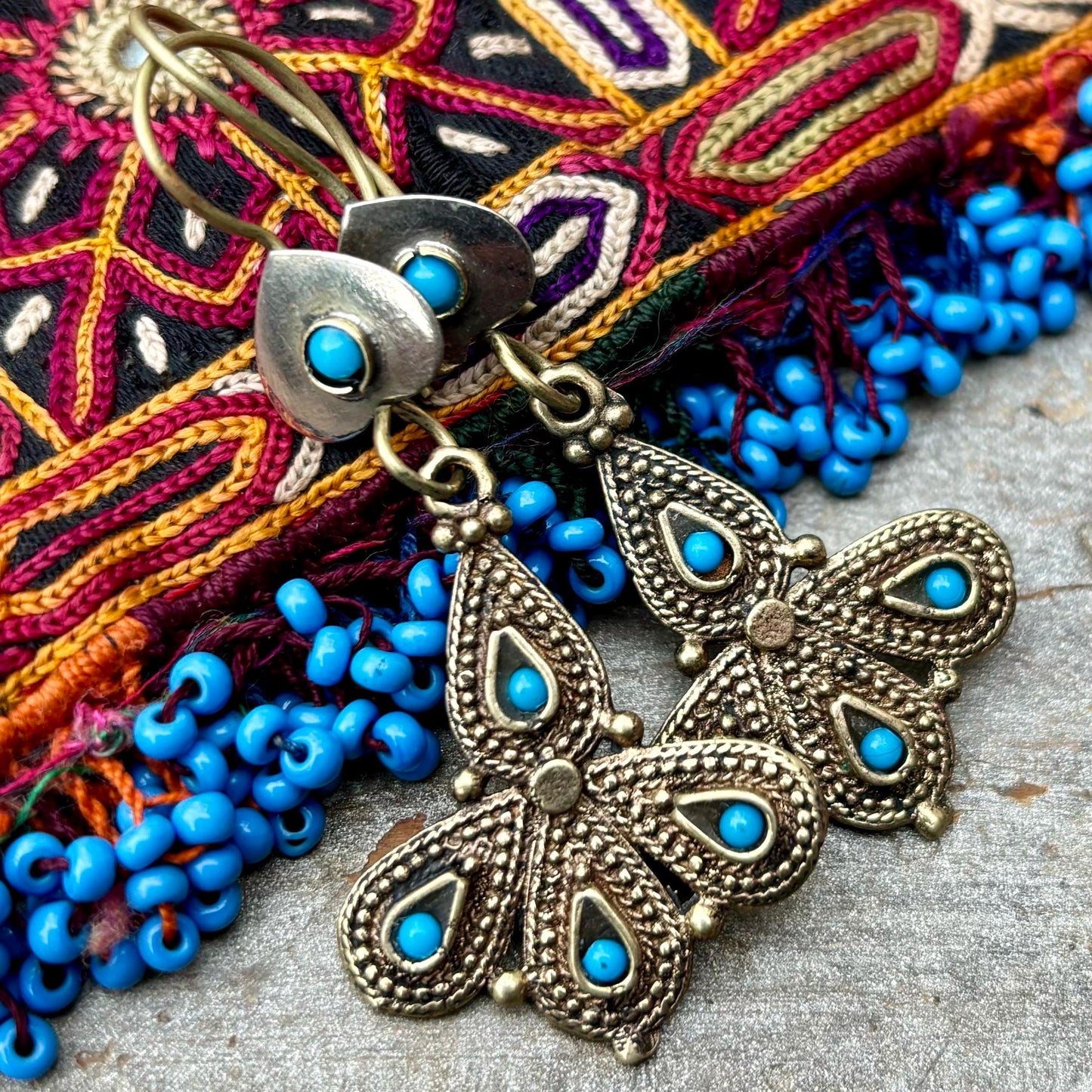Pendientes boho orientales tribales étnicos, Joya afgana de la tribu Kuchi, Pendientes dorados y azules con pluma de pavo real, Regalo para mujer