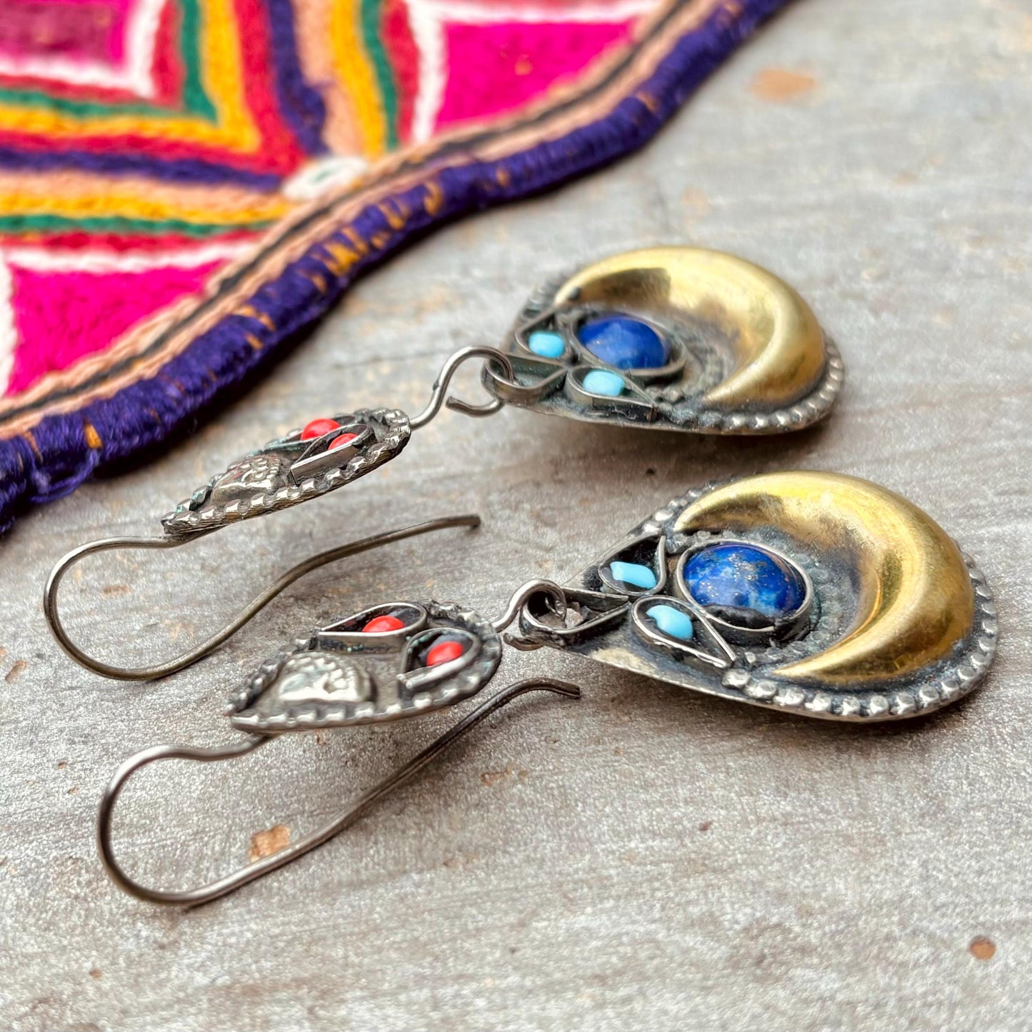 Boucles d’oreille lapis lazuli, Croissant de lune doré, Boucles ethnique tribales orientales, Bijoux afghans, asiatiques, Cadeau pour amie