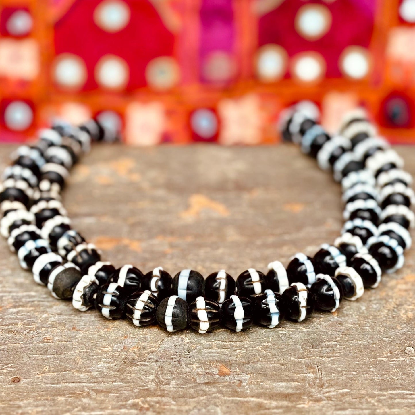 Perles de commerce anciennes, Perles de Venise anciennes, Perles noires et blanches, Perles verre anciennes, Perles à volants africaines