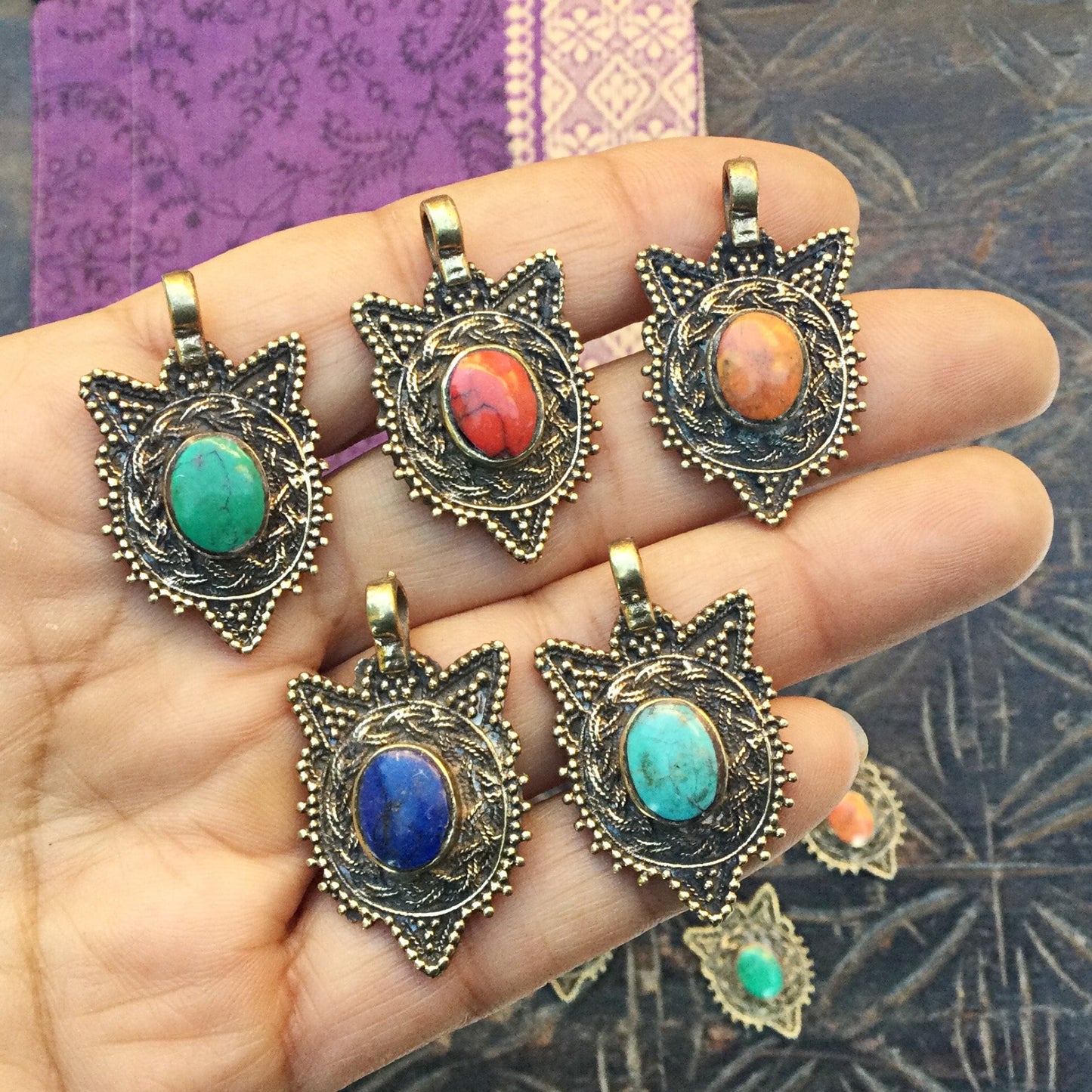 Breloque charm ethnique tribal doré avec pierres, Pendentif Afghan Kuchi danse orientale tribal fusion, Fabrication création bijoux costumes