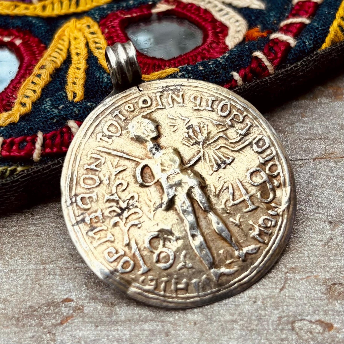 Pendentif rond argent doré indien ancien - Médaillon ethnique tribal vintage Rajasthan kopeck 1849