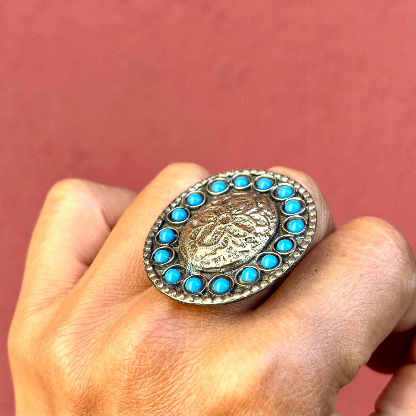 Bague tribale dorée bleu ovale, Grande bague orientale bohème gypsy boho, Artisanat Asie, Bijou ethnique ancien Turkmène danse orientale