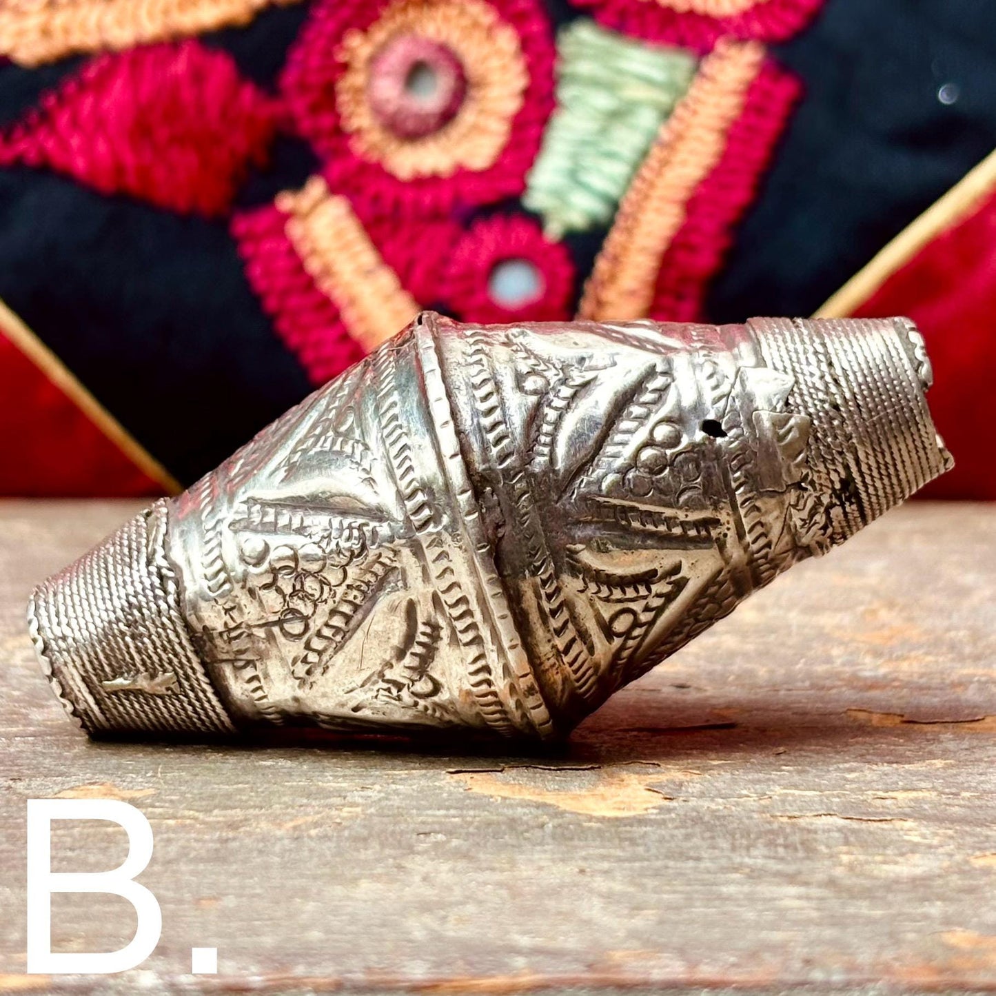 Perle argent bicône antique, Perle Afghane tribale ancienne Baloutchistan, Grande grosse perle embossée vintage argent, Bijoux afghans tribu