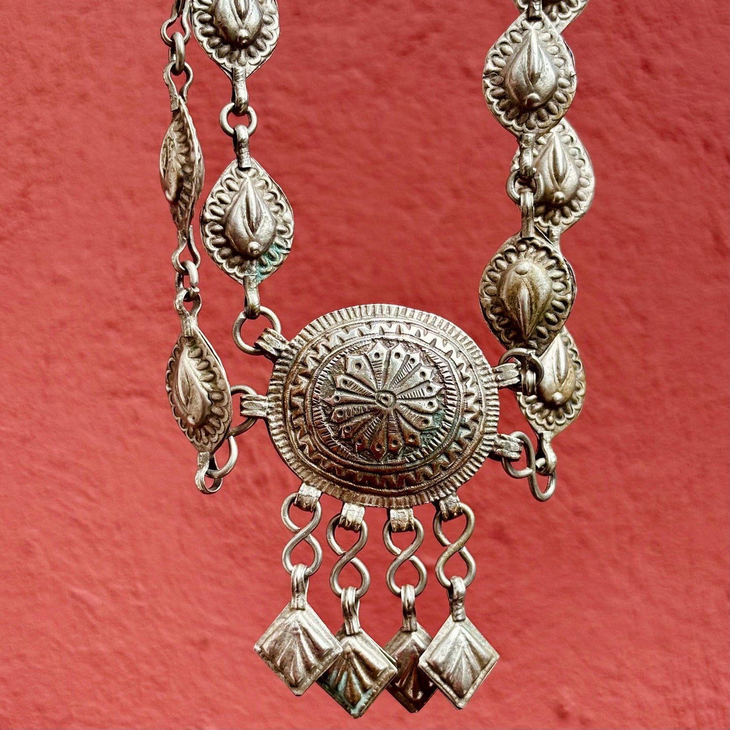 Collar largo doble hilera estilo boho tribal, collar antiguo de metal de Cachemira, India, vintage, tribal, collar étnico oriental hippie asiático para festivales.