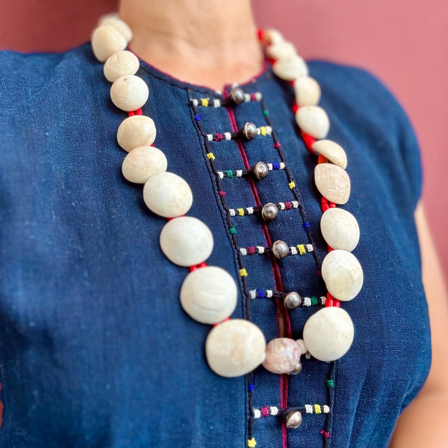 Collar antiguo de conchas de África Occidental, cuentas de comercio, collar étnico africano antiguo, joya étnica tribal de Malí y Mauritania.