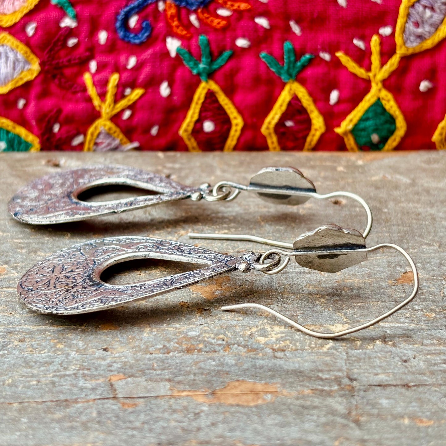 Boucles d'oreilles goutte argentées gravées Hazara - Bijou ethnique afghan tribal