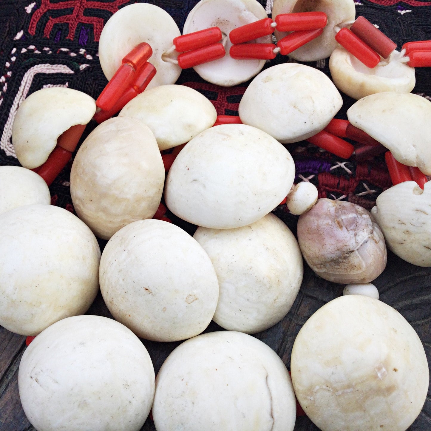 Collar antiguo de conchas de África Occidental, cuentas de comercio, collar étnico africano antiguo, joya étnica tribal de Malí y Mauritania.