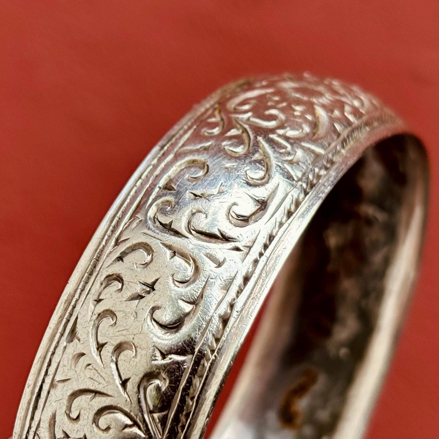 Bracelet Berbère ancien en argent - Jonc tribal ciselé du Maroc