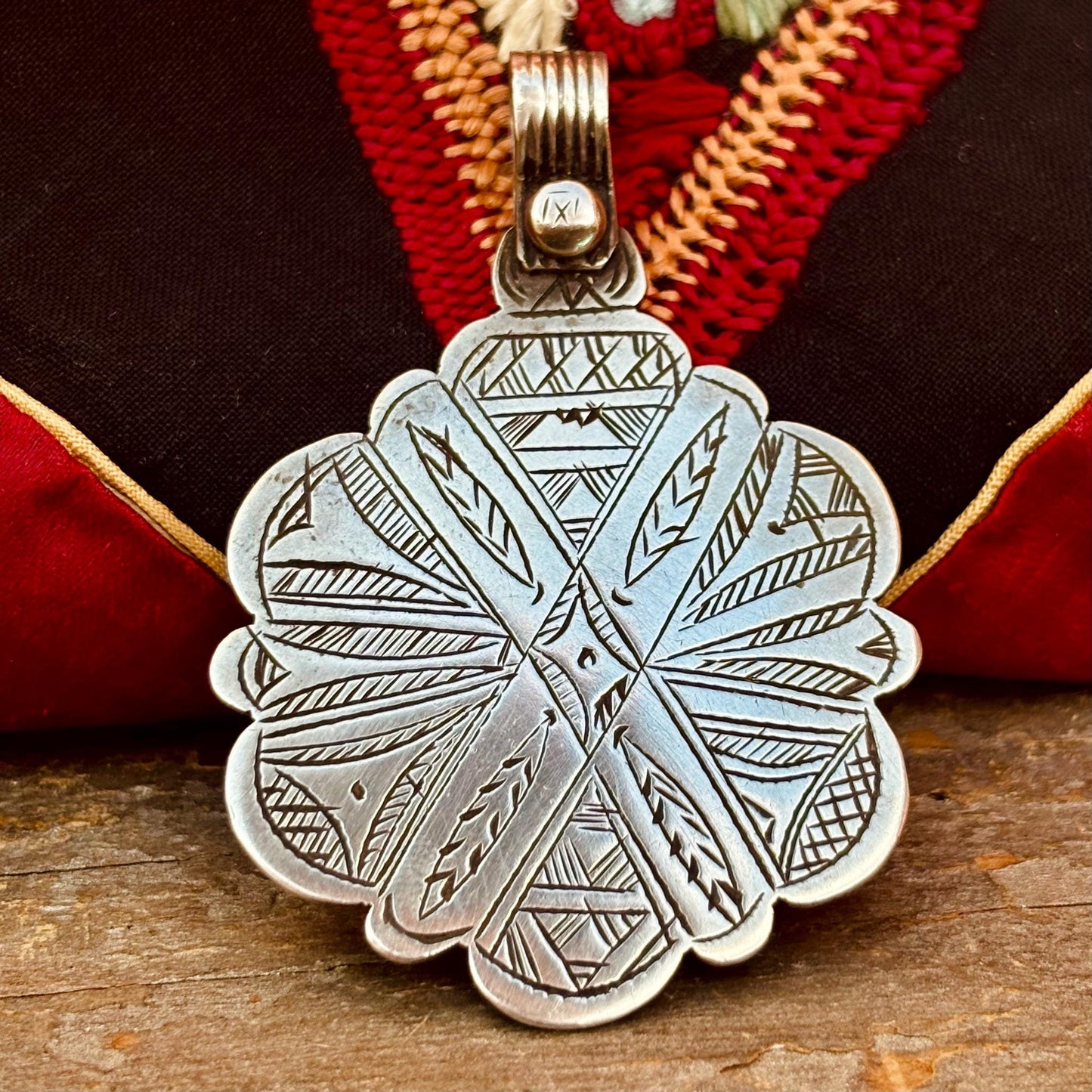 Pendentif Berbère argent gravé Maroc - Amulette tribale orientale ancienne