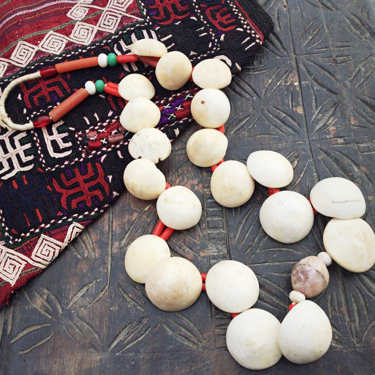 Collar antiguo de conchas de África Occidental, cuentas de comercio, collar étnico africano antiguo, joya étnica tribal de Malí y Mauritania.