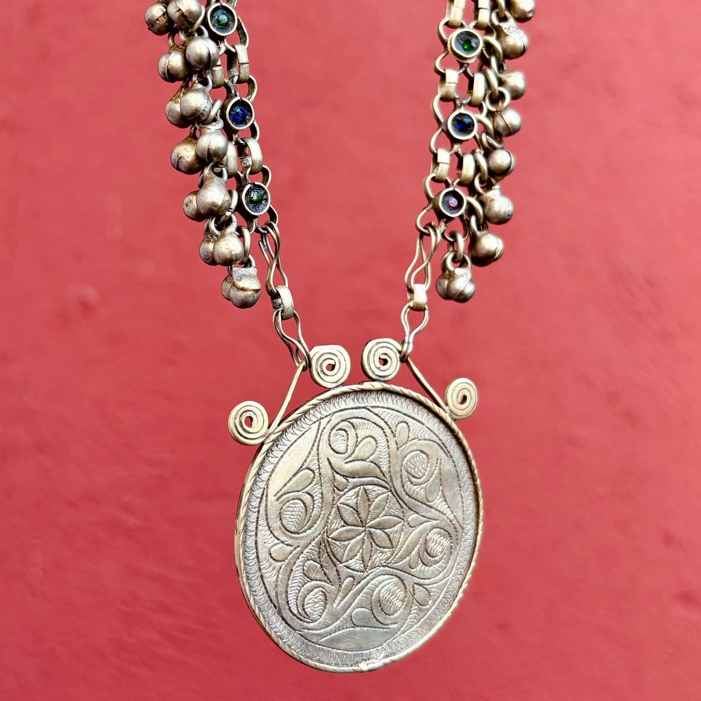 Collier breloques pendentif rond boho tribal, Collier afghan vintage tribu nomade, Collier long oriental ethnique hippie, Cadeau pour femme