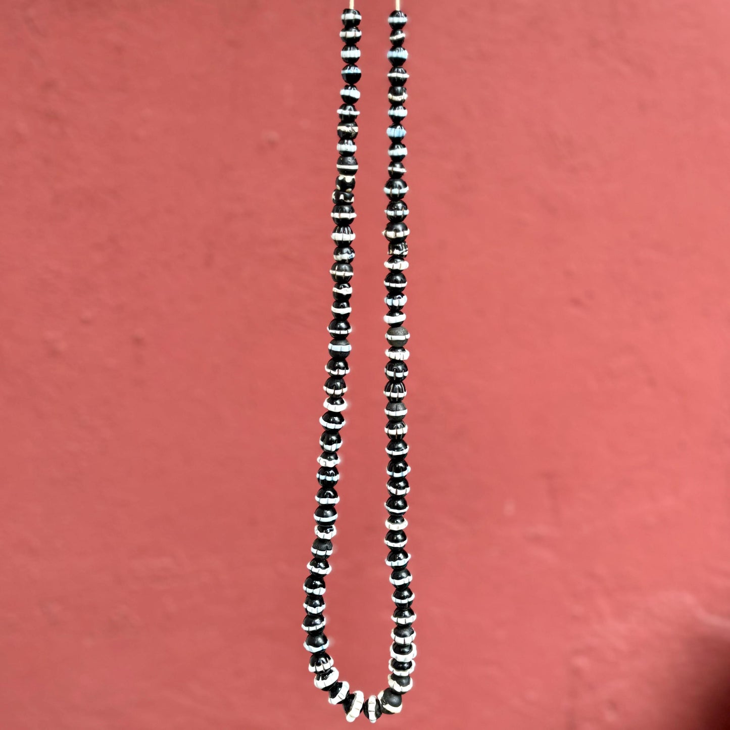 Perles de commerce anciennes, Perles de Venise anciennes, Perles noires et blanches, Perles verre anciennes, Perles à volants africaines