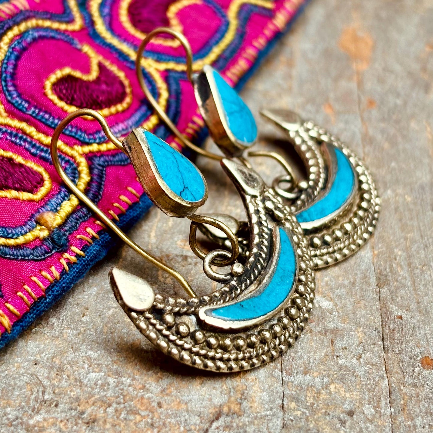 Boucles d’oreille demi lune turquoise, Boucles d’oreille croissant boho dorées pierre bleue tribales ethniques festival, Cadeau pour femme