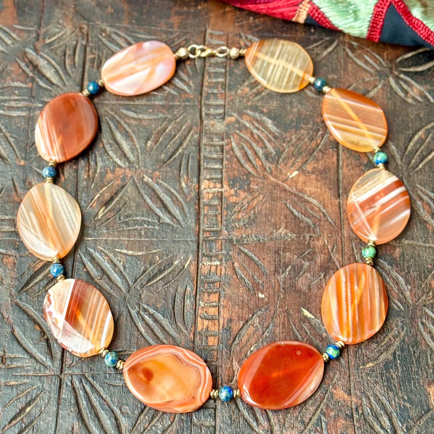 Eleganter Collier aus natürlichem Stein, handgefertigter Schmuck aus Karneol, Halskette aus Halbedelstein, flacher orangefarbener Achat, Geschenk für Frauen