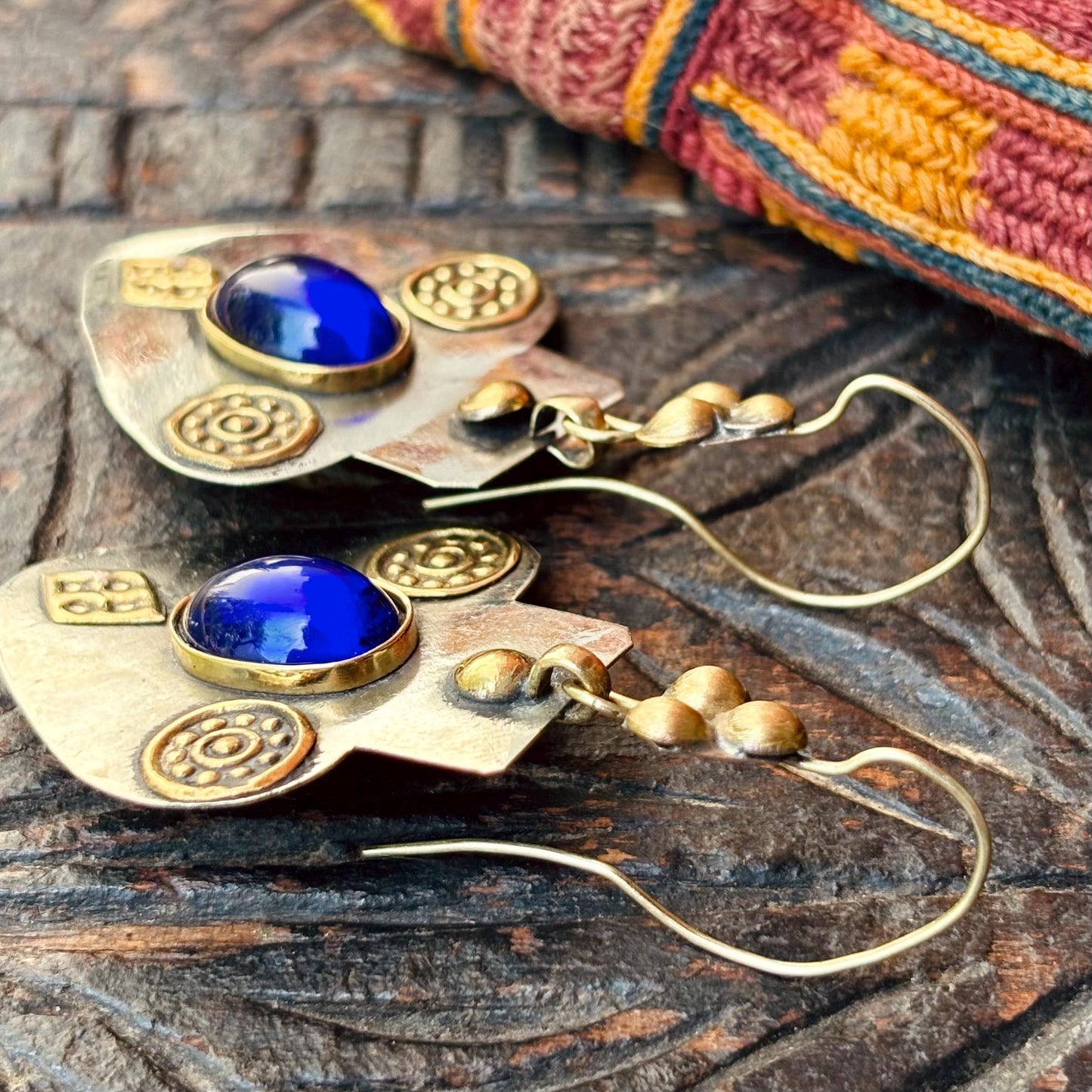 Boucles d'oreilles Asyk cœur argenté pierre bleue - Talisman Turkmène tribu Yomud