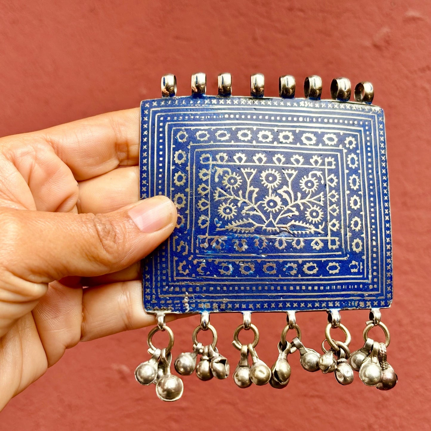 Rechteckiger emaillierter Silberanhänger, Blaue Emaille aus Multan Pakistan, Antikes Schmuckstück