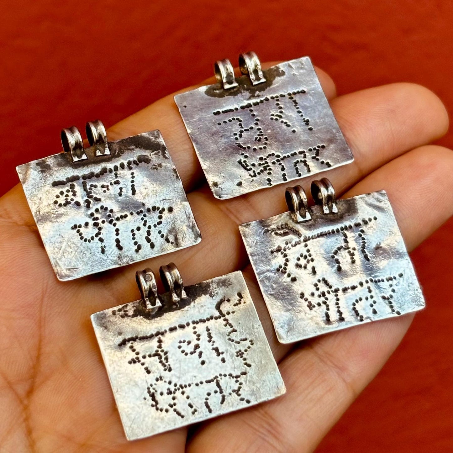 4 pendentifs tribaux ethniques Inde Rajasthan, Amulette rectangulaire ancien argent hindou mantra Rama, Bijou boho oriental vintage Asie